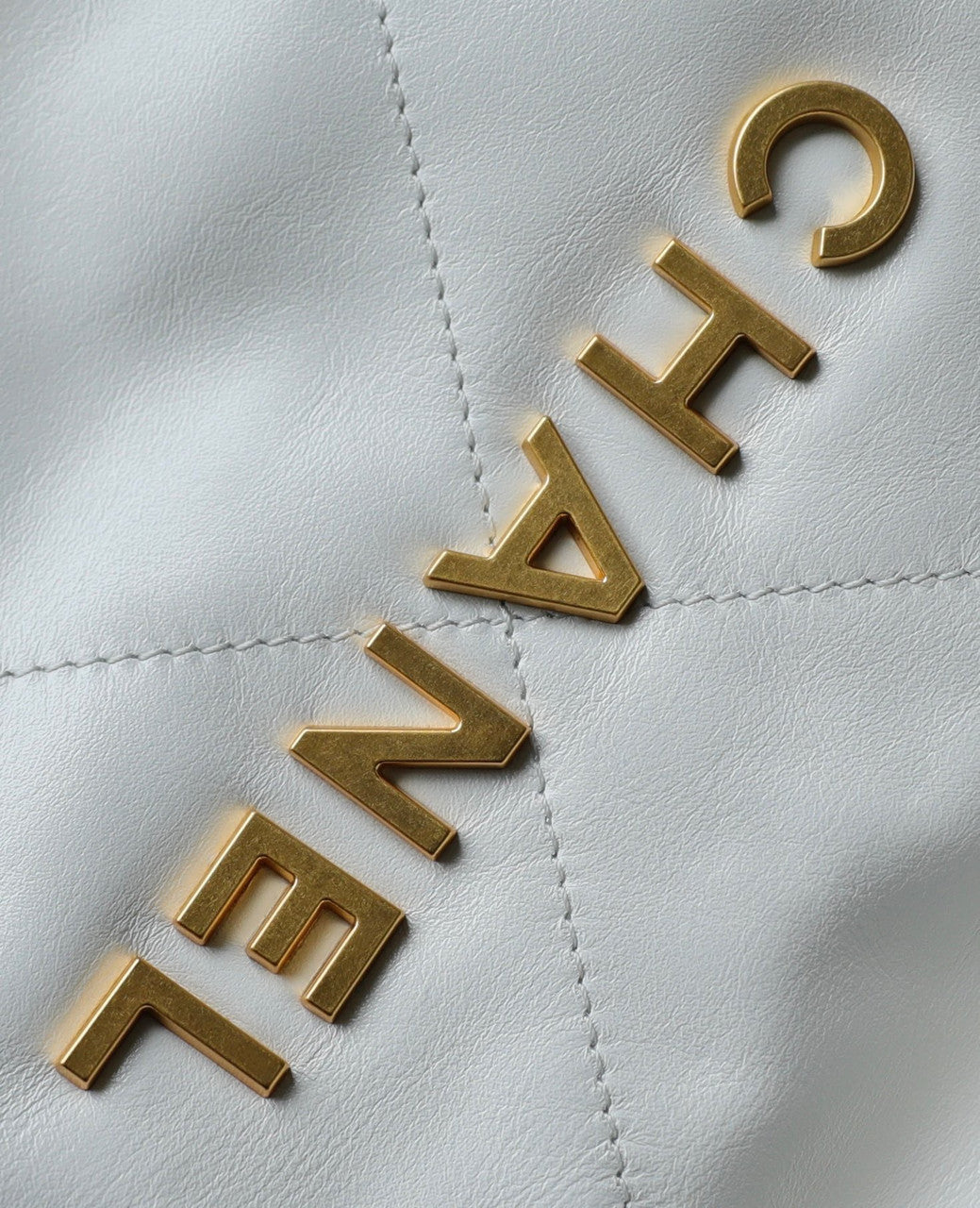 CHANEL 22 SMALL HANDBAG WHITE GOLD LOGO