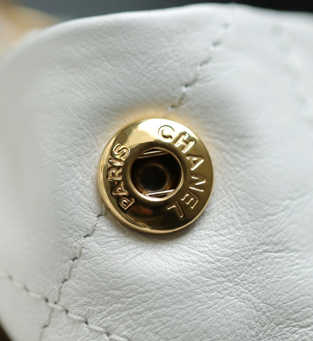 CHANEL 22 SMALL HANDBAG WHITE GOLD LOGO