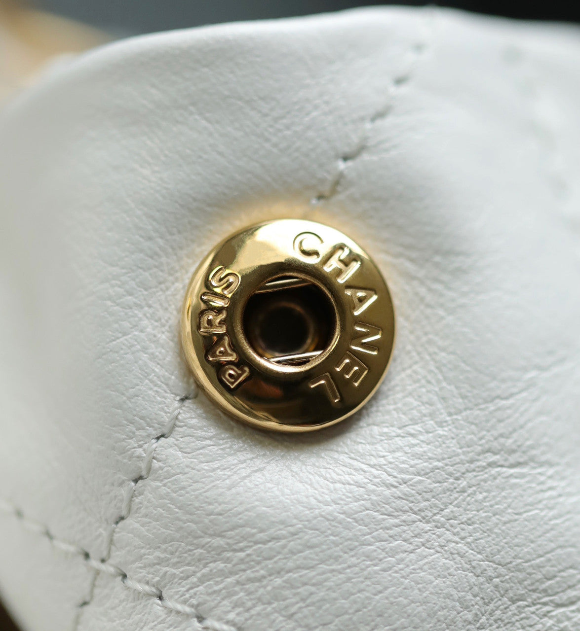 CHANEL 22 SMALL HANDBAG WHITE GOLD LOGO