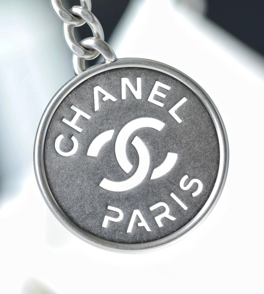 CHANEL 22 SMALL HANDBAG WHITE SILVER LOGO