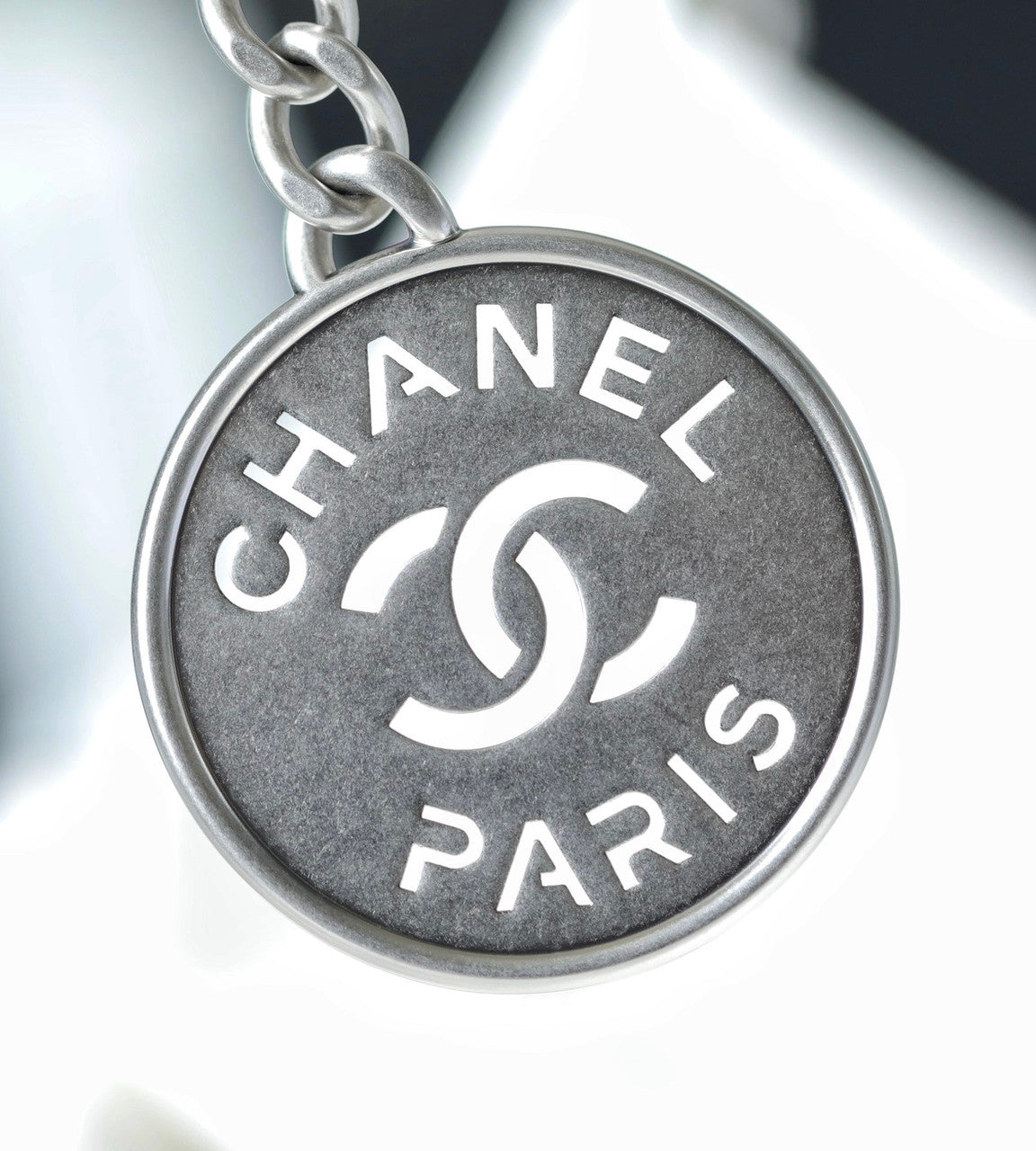 CHANEL 22 SMALL HANDBAG WHITE SILVER LOGO