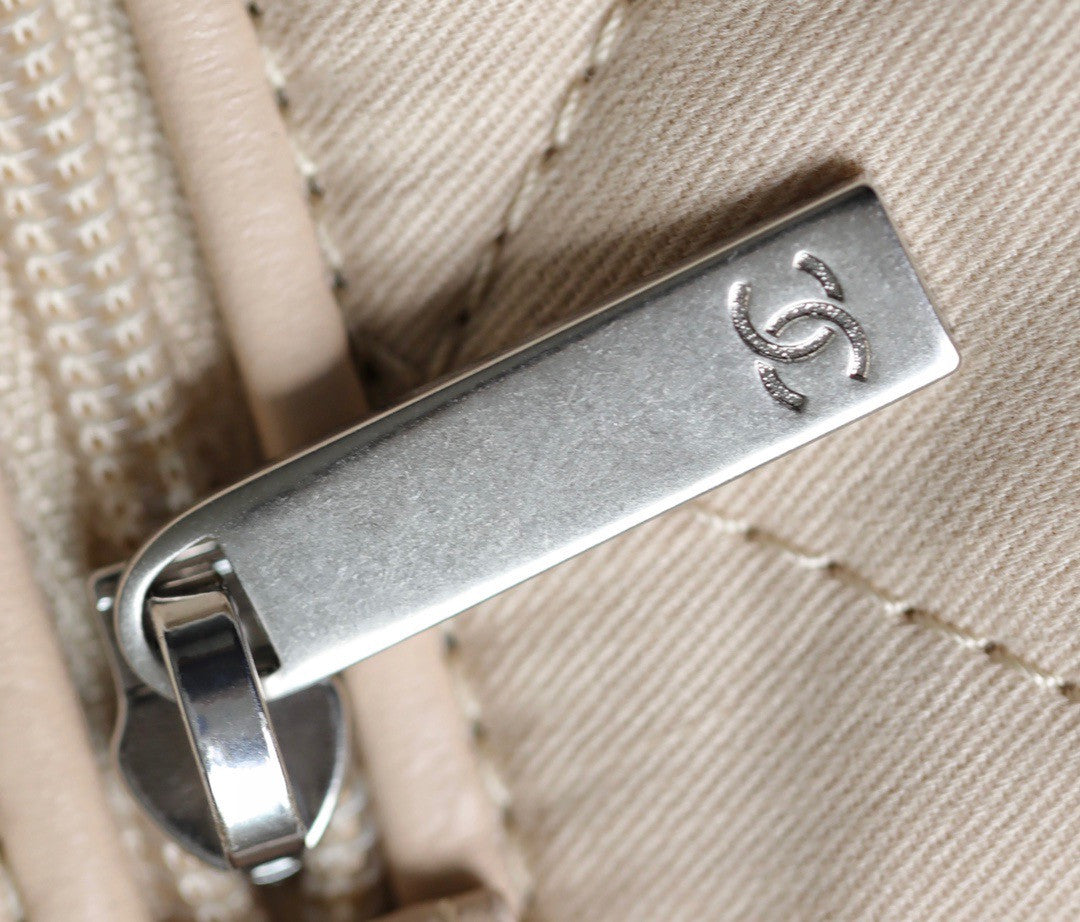 CHANEL 22 SMALL HANDBAG WHITE SILVER LOGO