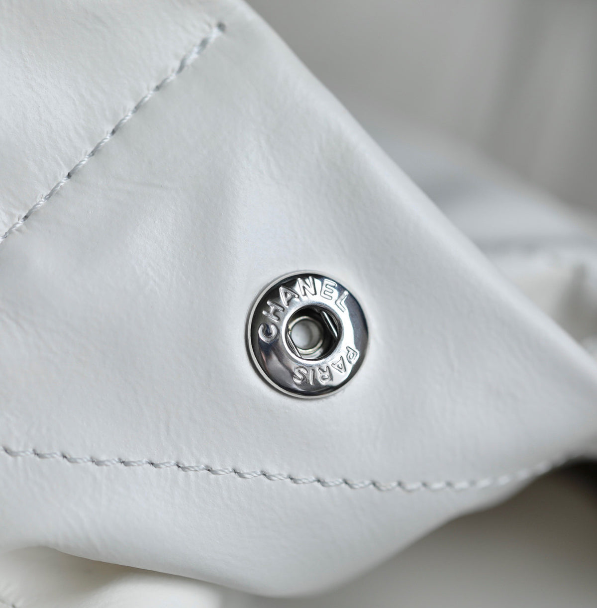 CHANEL 22 SMALL HANDBAG WHITE SILVER LOGO