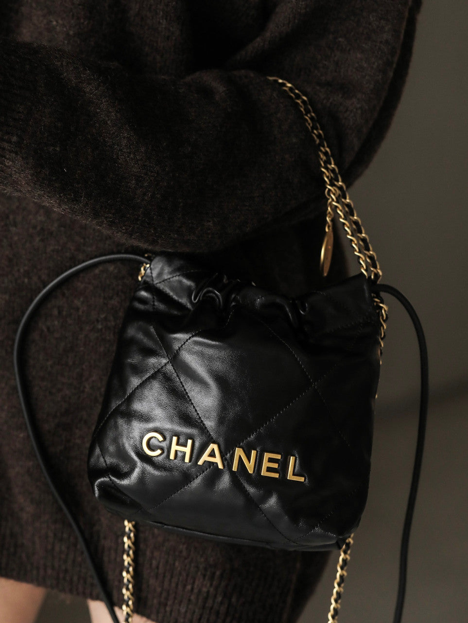 CHANEL 22 MINI HANDBAG GOLD LOGO BLACK SS2023 BLACK