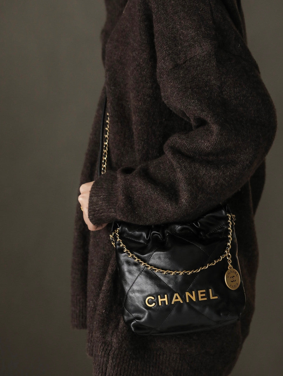 CHANEL 22 MINI HANDBAG GOLD LOGO BLACK SS2023 BLACK