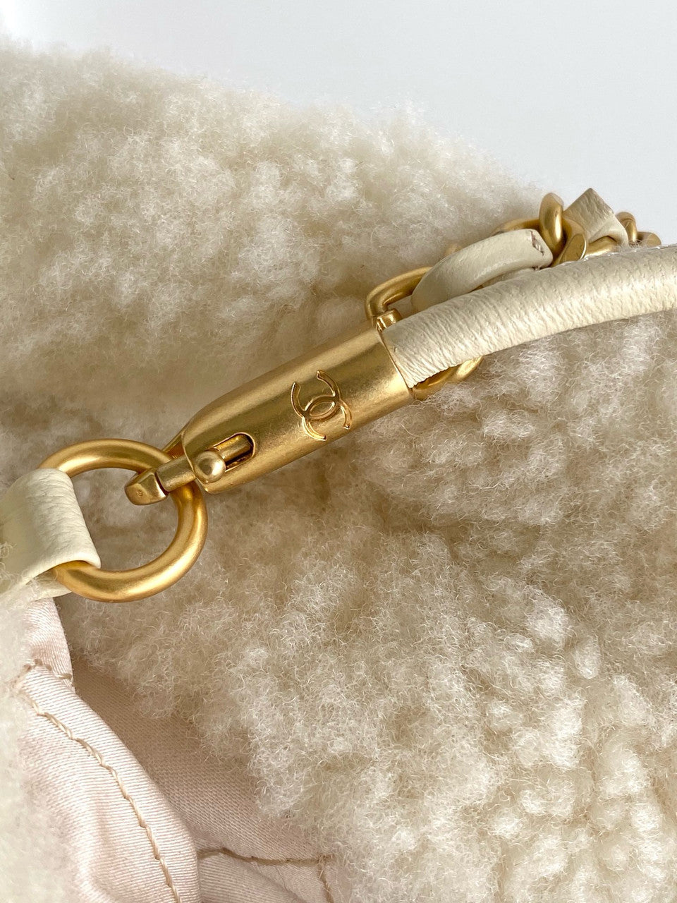 Chanel FALL-WINTER 2024/25   CHANEL 22 MINI HANDBAG   Shearling Lambskin Chanel