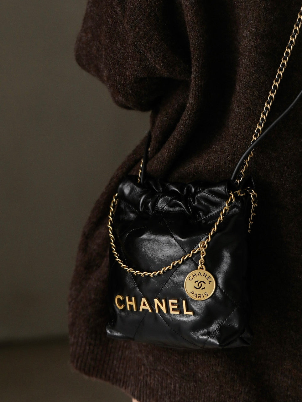 CHANEL 22 MINI HANDBAG GOLD LOGO BLACK SS2023 BLACK