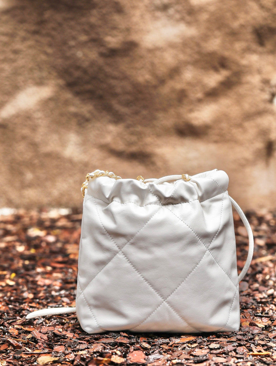 CHANEL 22 MINI HANDBAG GOLD LOGO SS2023 WHITE