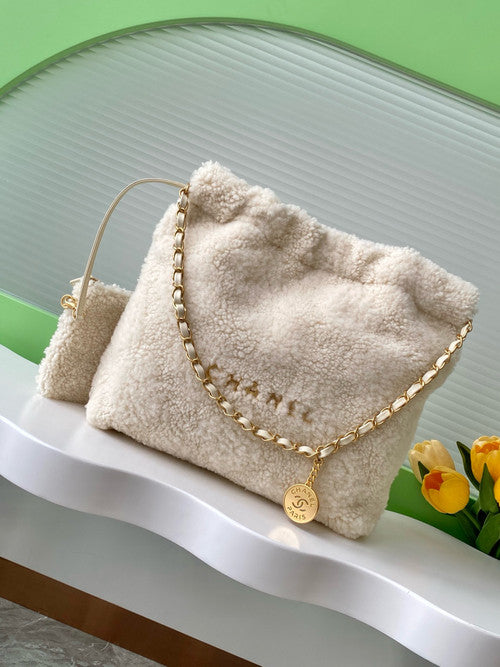 Chanel FALL-WINTER 2024/25 CHANEL 22 SMALL HANDBAG Shearling Lambskin Chanel