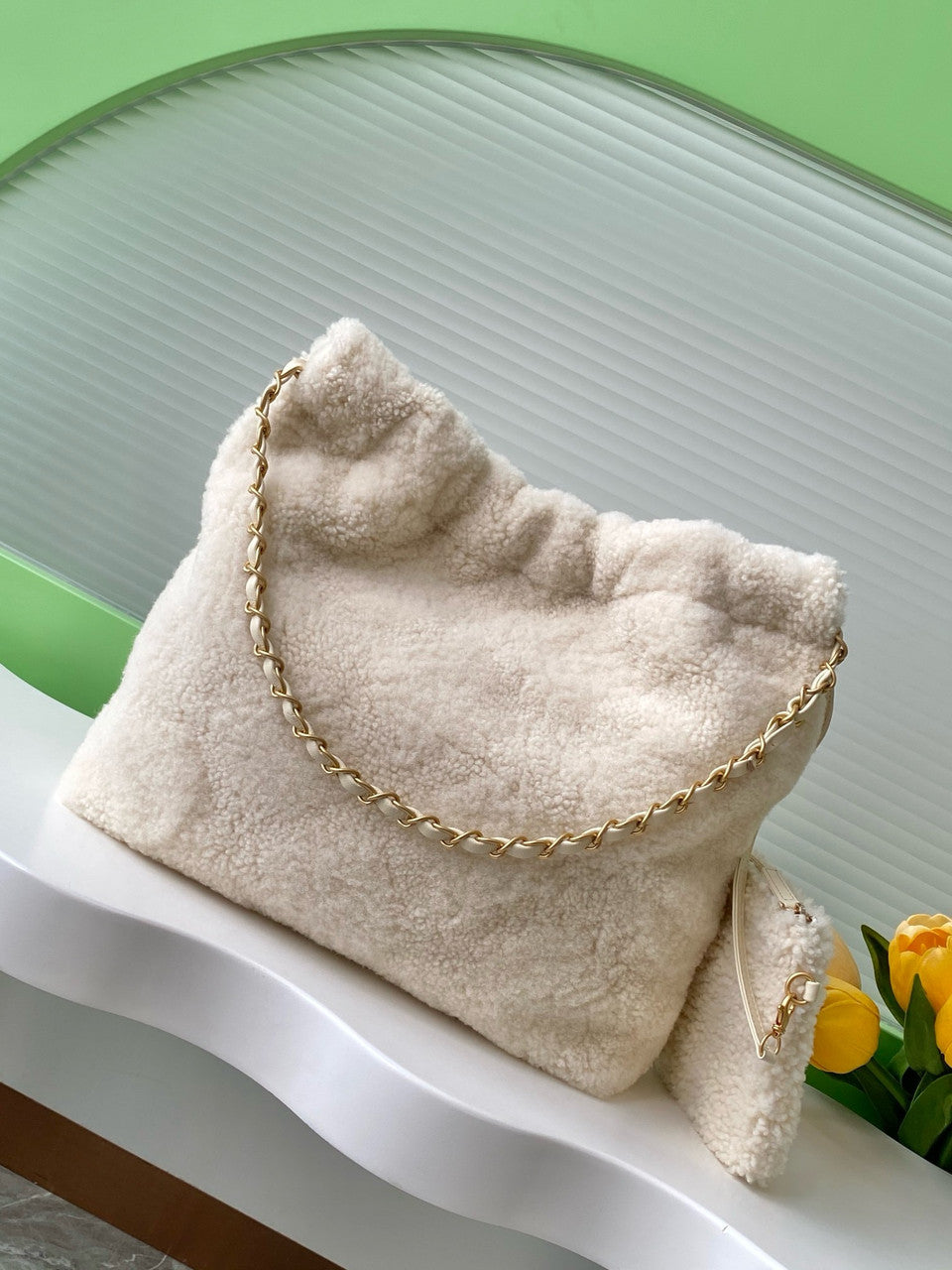 Chanel FALL-WINTER 2024/25 CHANEL 22 SMALL HANDBAG Shearling Lambskin Chanel