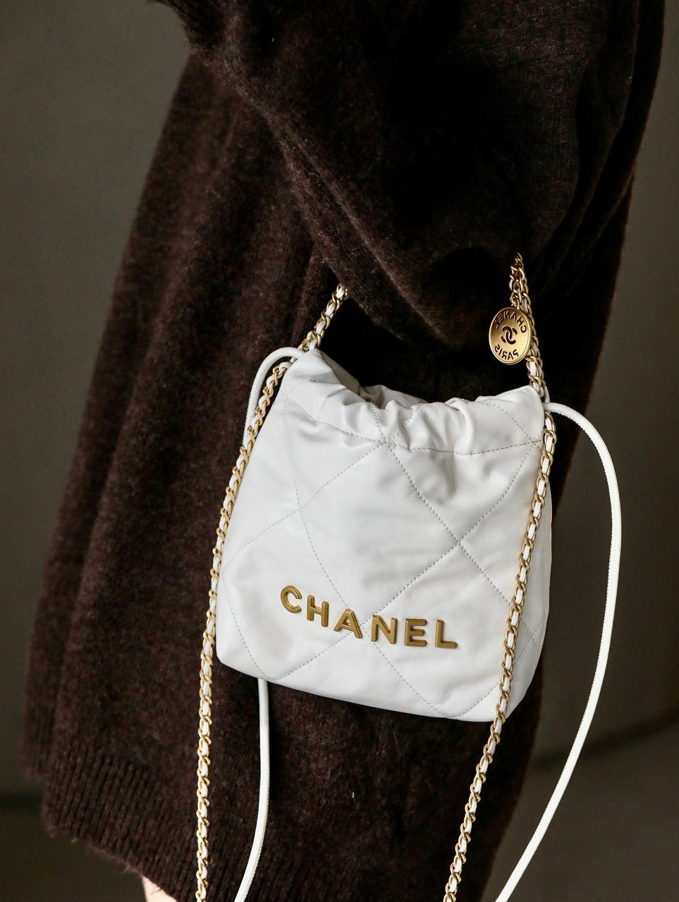 CHANEL 22 MINI HANDBAG GOLD LOGO SS2023 WHITE