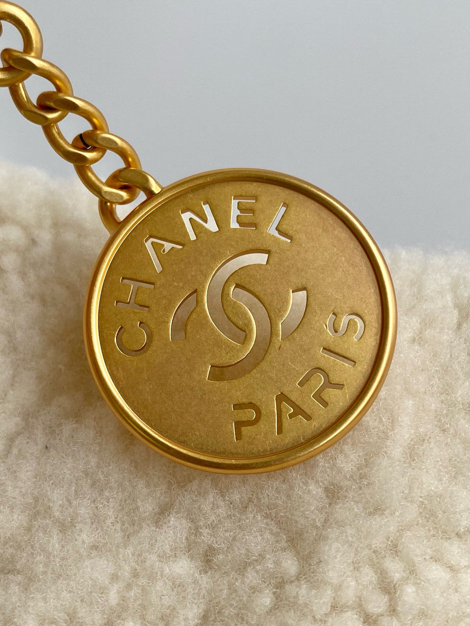 Chanel FALL-WINTER 2024/25 CHANEL 22 SMALL HANDBAG Shearling Lambskin Chanel