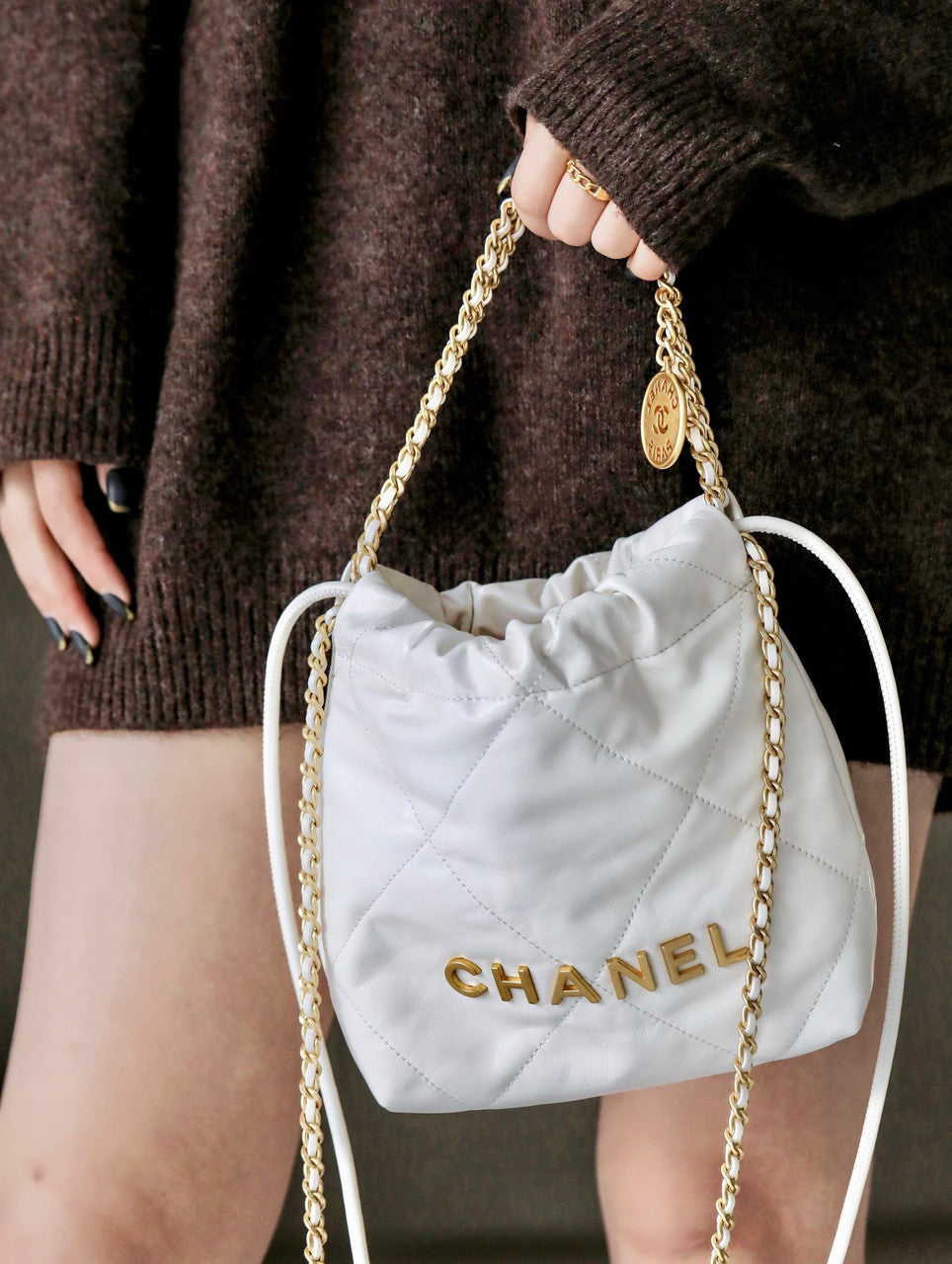 CHANEL 22 MINI HANDBAG GOLD LOGO SS2023 WHITE