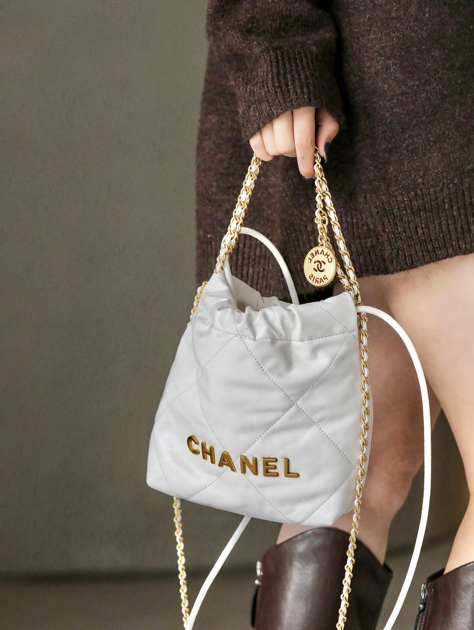 CHANEL 22 MINI HANDBAG GOLD LOGO SS2023 WHITE
