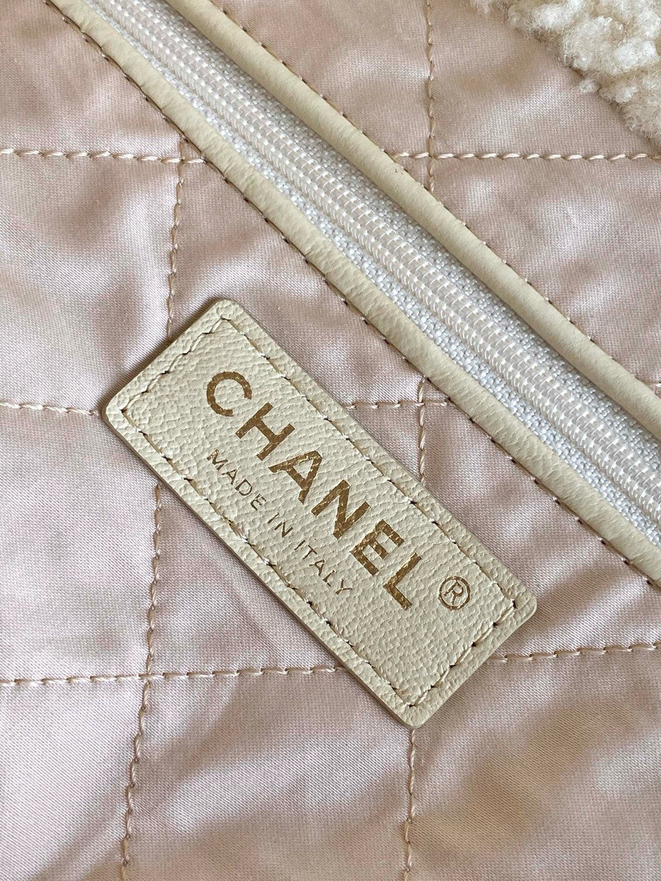 Chanel FALL-WINTER 2024/25 CHANEL 22 SMALL HANDBAG Shearling Lambskin Chanel
