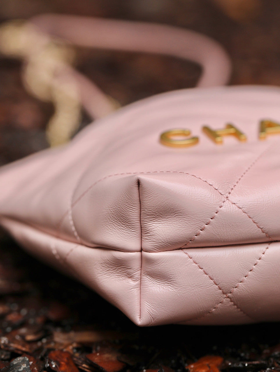 CHANEL 22 MINI HANDBAG GOLD LOGO SS2023 PINK