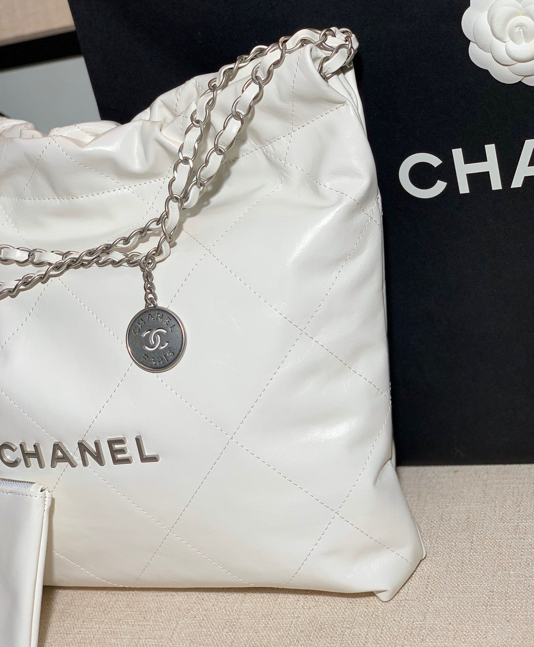 CHANEL 22 SMALL HANDBAG SILVER LOGO WHITE CALF