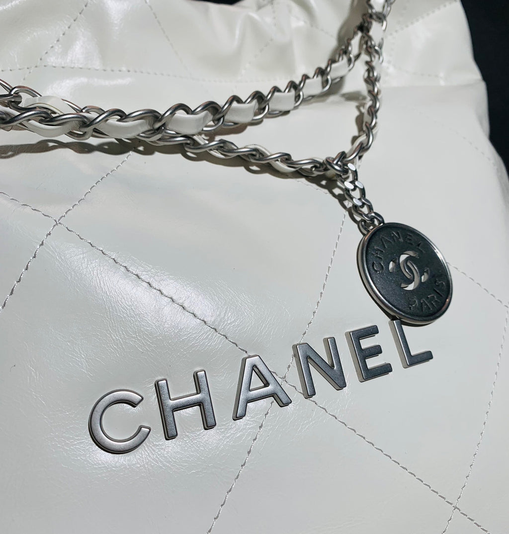 CHANEL 22 SMALL HANDBAG SILVER LOGO WHITE CALF