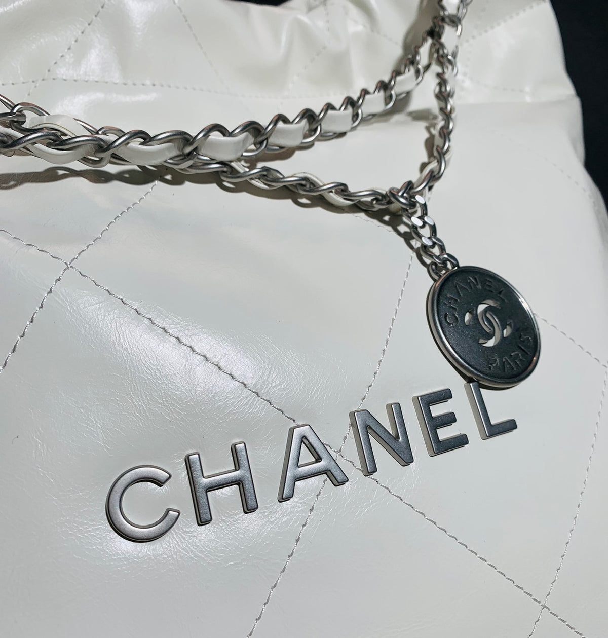 CHANEL 22 SMALL HANDBAG SILVER LOGO WHITE CALF
