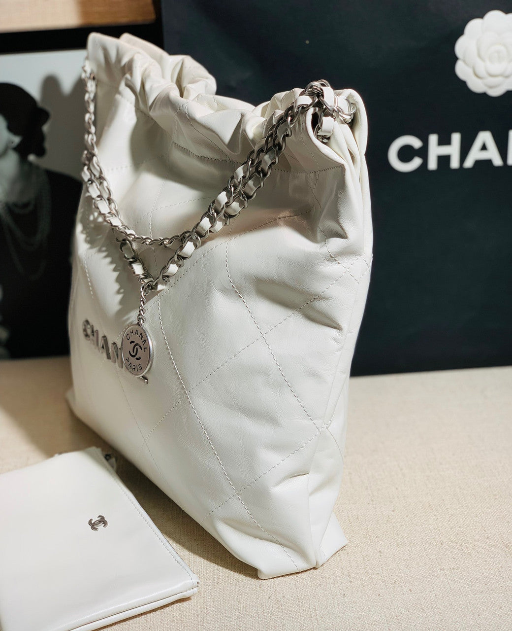 CHANEL 22 SMALL HANDBAG SILVER LOGO WHITE CALF