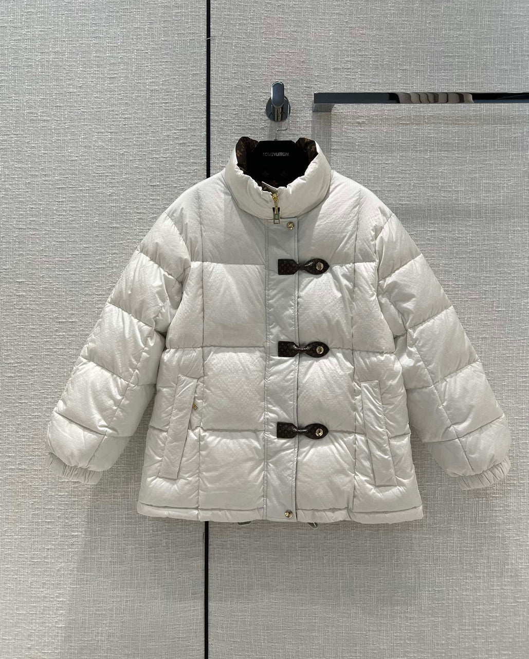 Louis Vuitton 1AAAWS MONOGRAM ACCENT PILLOW PUFFER JACKET BLANC