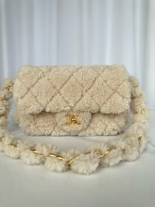 CHANEL FALL-WINTER 2024/25   SMALL FLAP BAG  Beige Shearling Lambskin Chanel
