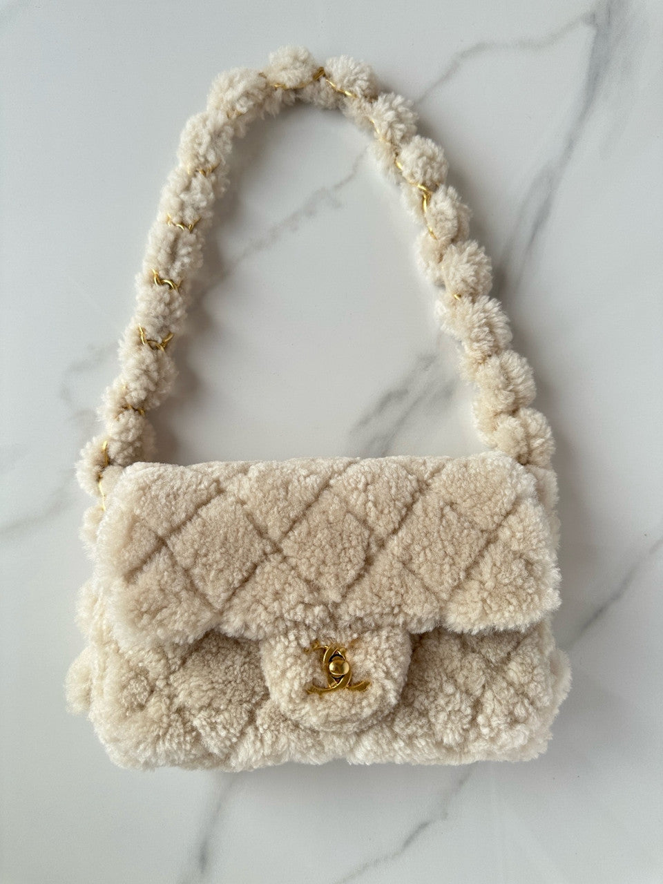 CHANEL FALL-WINTER 2024/25   SMALL FLAP BAG  Beige Shearling Lambskin Chanel