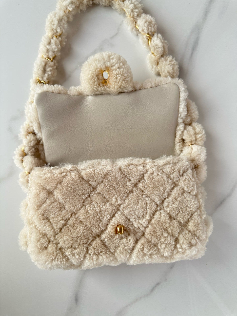 CHANEL FALL-WINTER 2024/25   SMALL FLAP BAG  Beige Shearling Lambskin Chanel