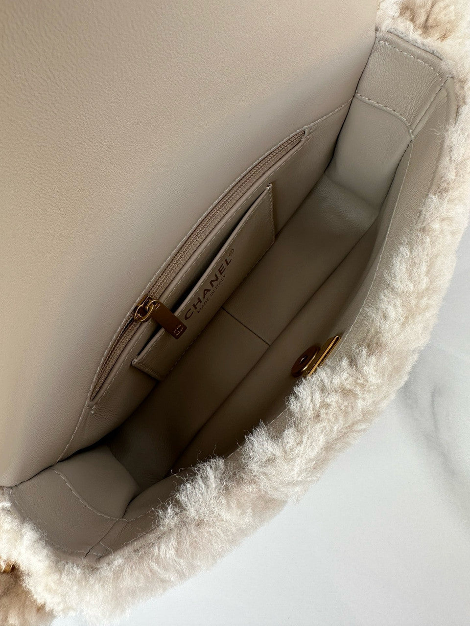 CHANEL FALL-WINTER 2024/25   SMALL FLAP BAG  Beige Shearling Lambskin Chanel