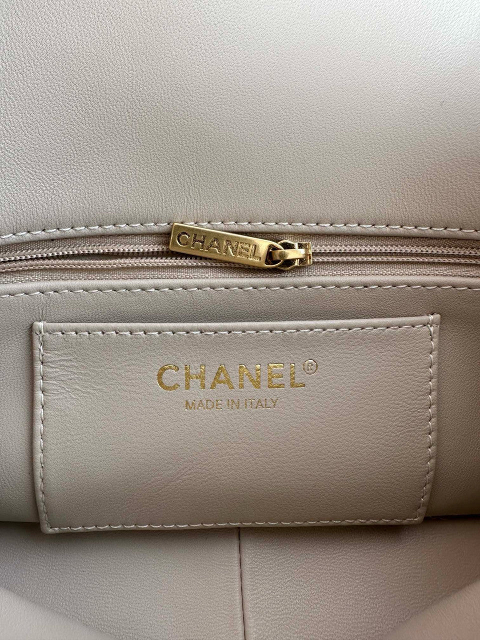 CHANEL FALL-WINTER 2024/25   SMALL FLAP BAG  Beige Shearling Lambskin Chanel