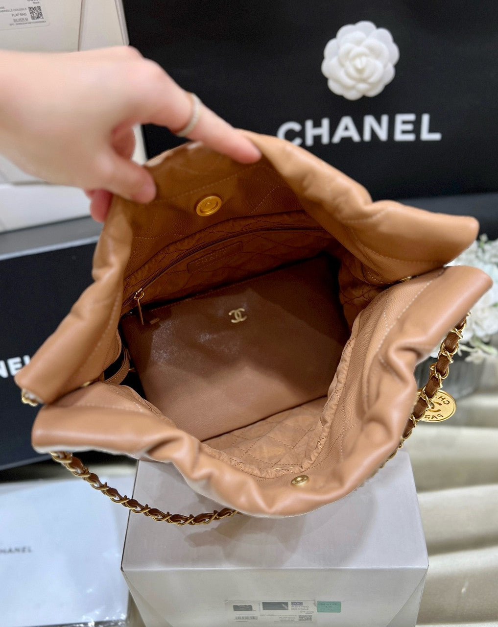 CHANEL FALL-WINTER 2024/25 22 SMALL HANDBAG CAMEL