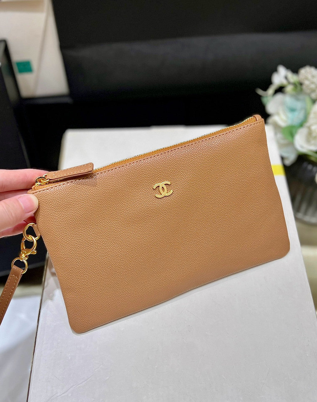 CHANEL FALL-WINTER 2024/25 22 SMALL HANDBAG CAMEL