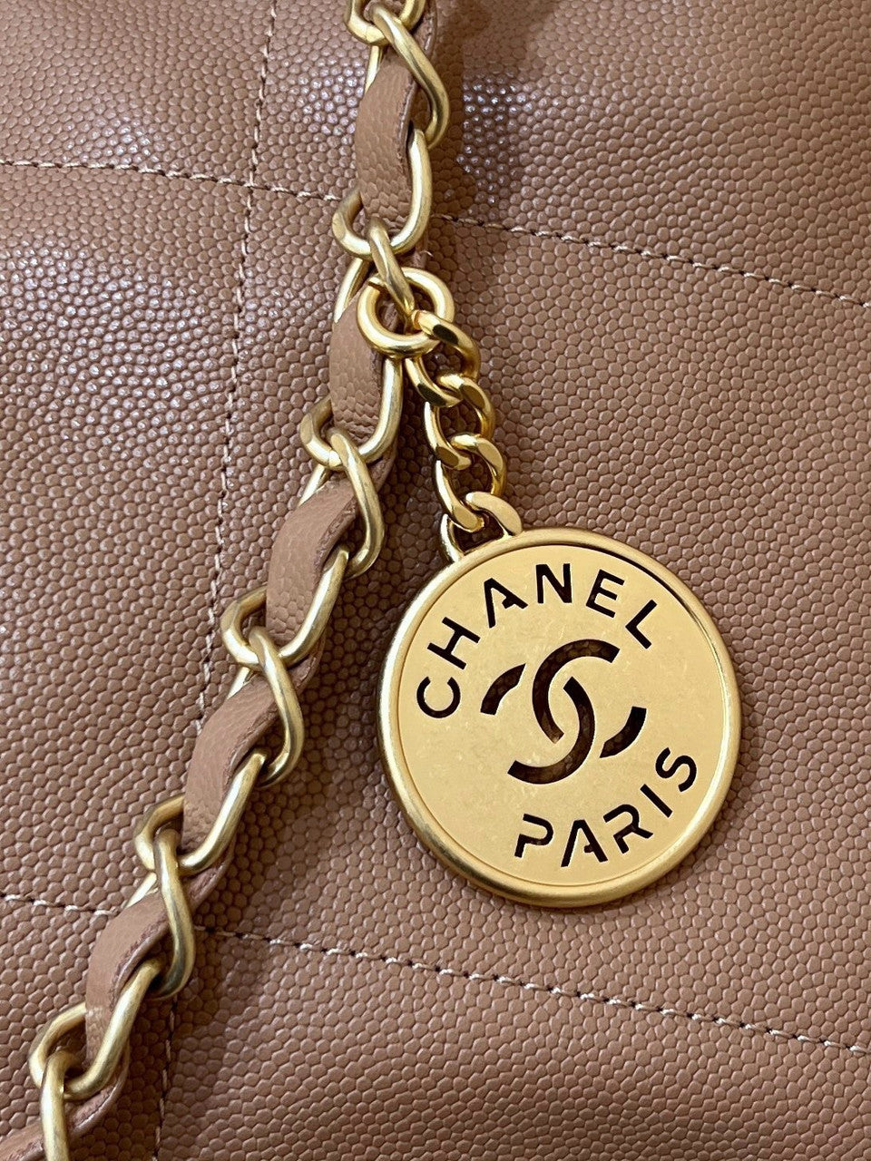 CHANEL FALL-WINTER 2024/25 22 SMALL HANDBAG CAMEL