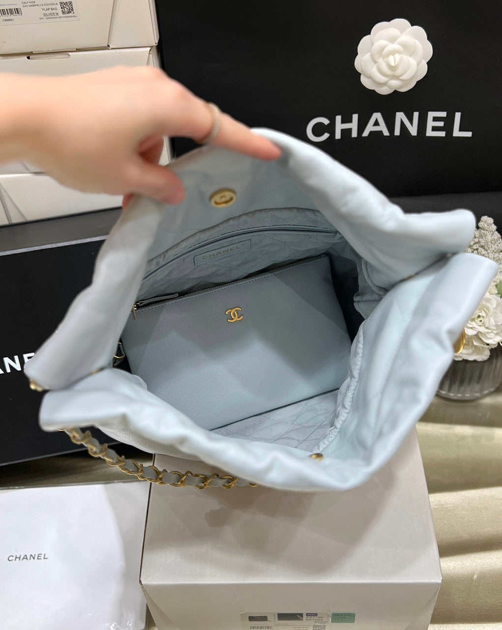 CHANEL FALL-WINTER 2024/25 22 SMALL HANDBAG LIGHT BLUE