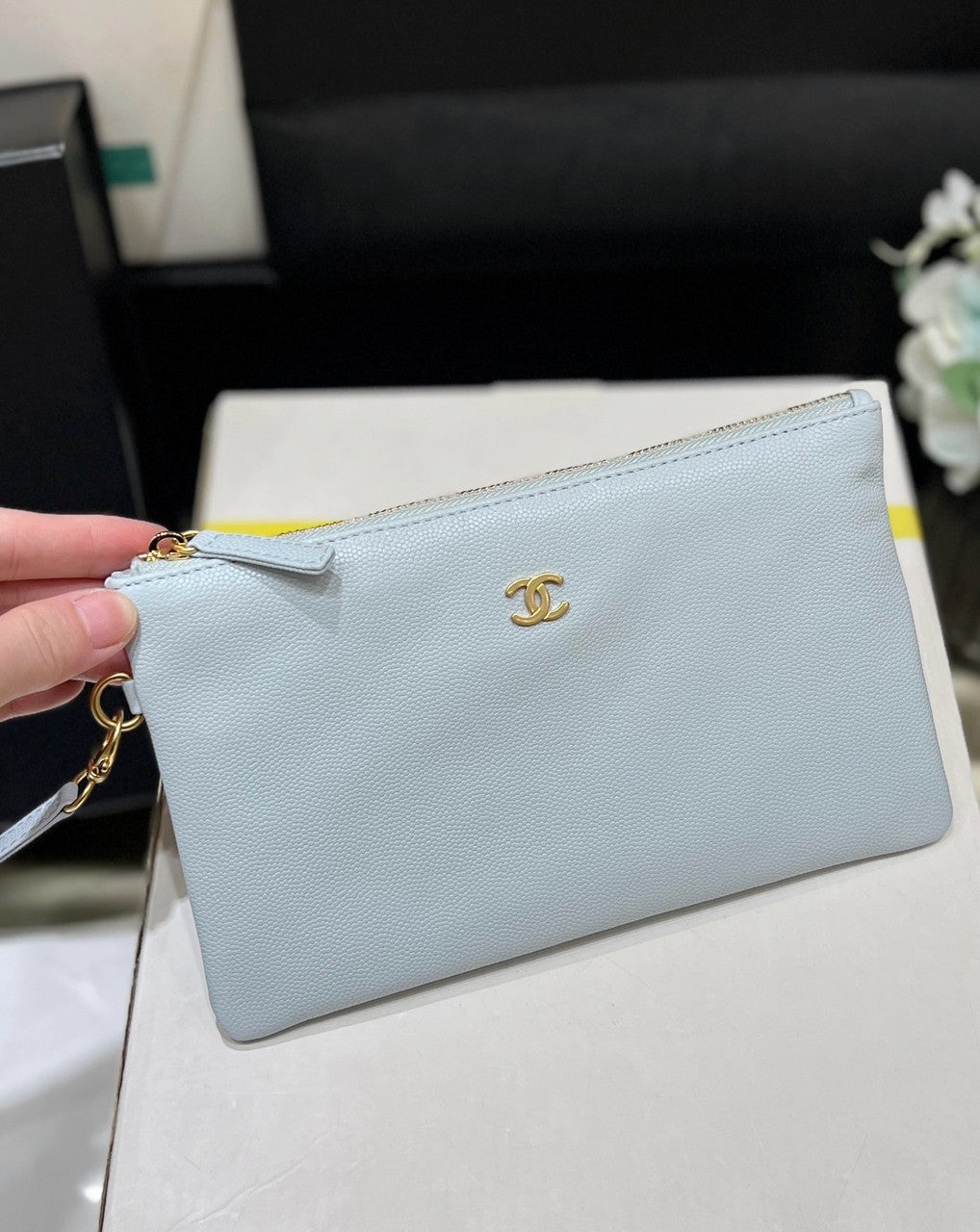 CHANEL FALL-WINTER 2024/25 22 SMALL HANDBAG LIGHT BLUE