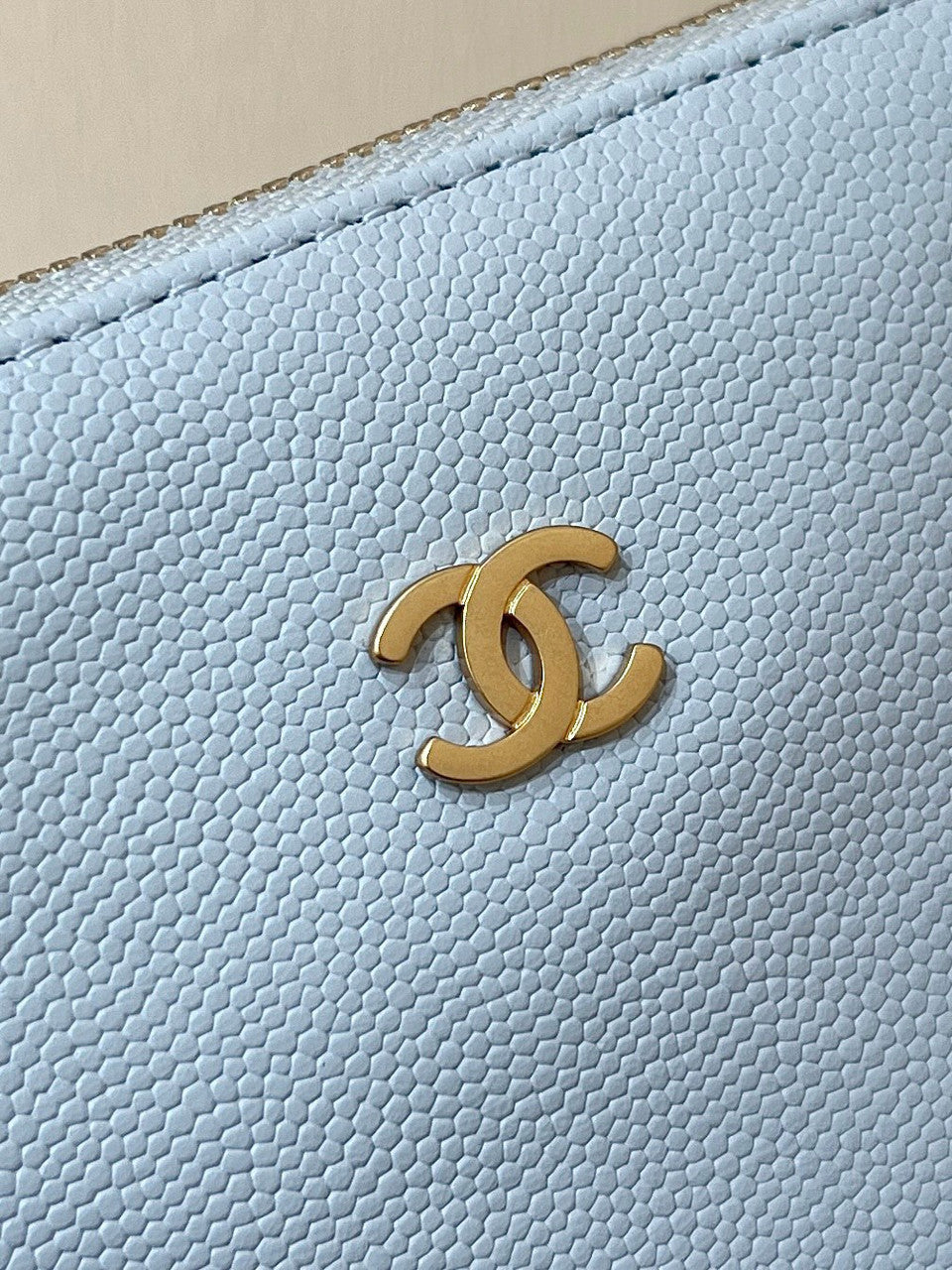 CHANEL FALL-WINTER 2024/25 22 SMALL HANDBAG LIGHT BLUE