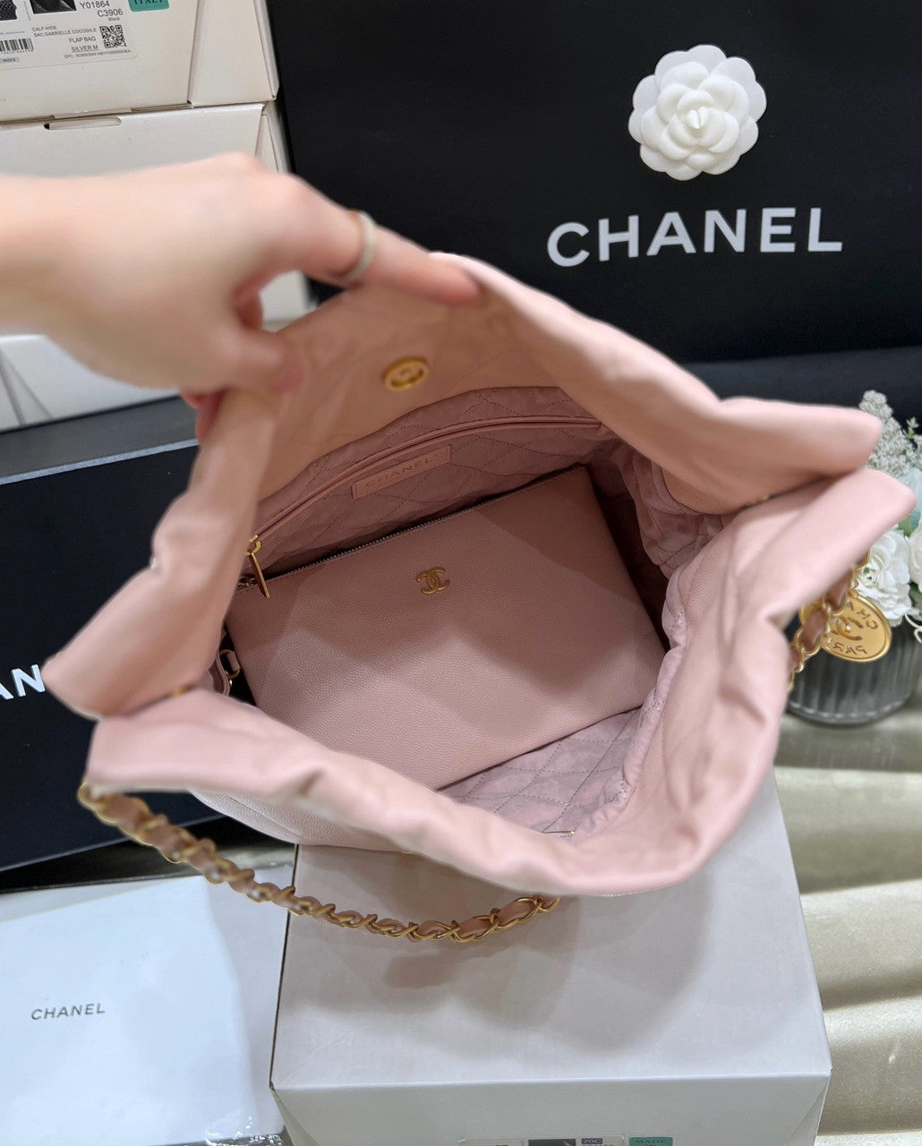 CHANEL FALL-WINTER 2024/25 22 SMALL HANDBAG PINK