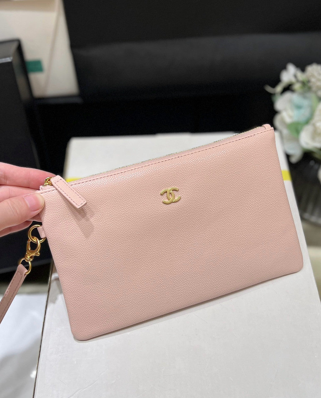 CHANEL FALL-WINTER 2024/25 22 SMALL HANDBAG PINK