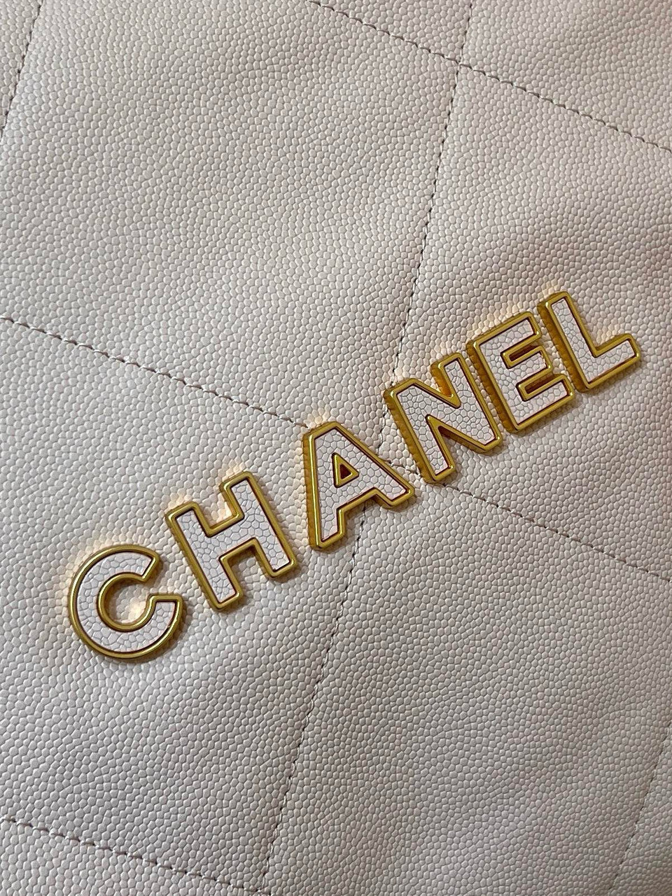 CHANEL FALL-WINTER 2024/25 22 SMALL HANDBAG PINK