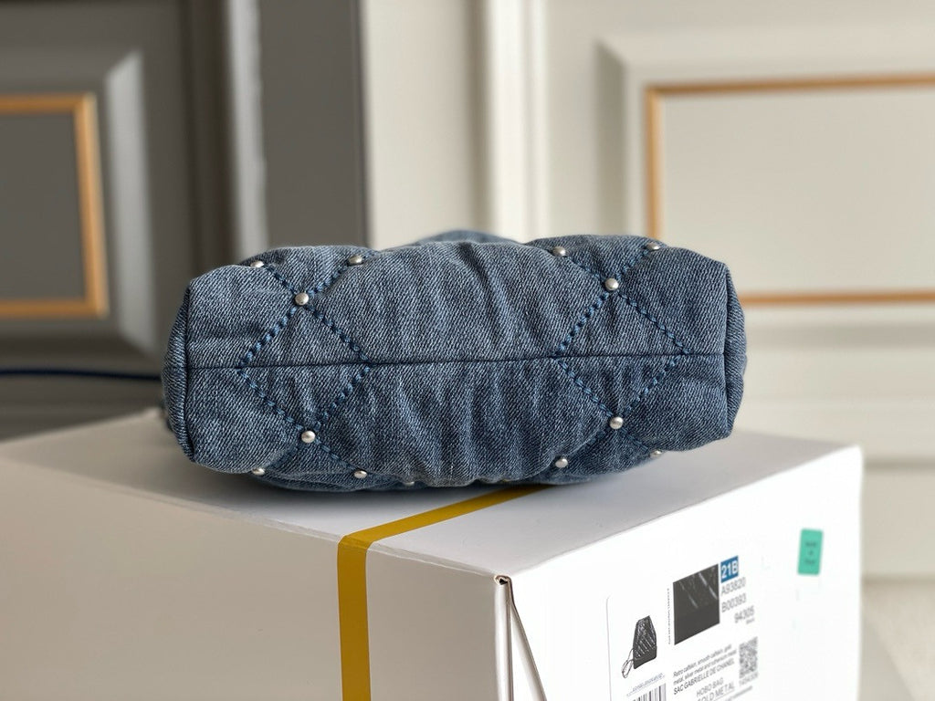 CHANEL 22 MINI HANDBAG Washed Denim