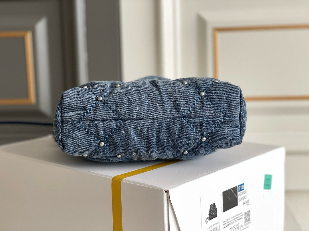 CHANEL 22 MINI HANDBAG Washed Denim