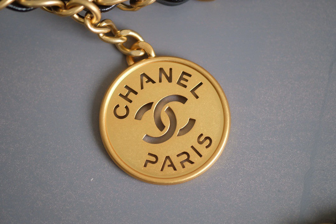 CHANEL 22 MINI HANDBAG GOLD LOGO BLACK SS2023 BLACK