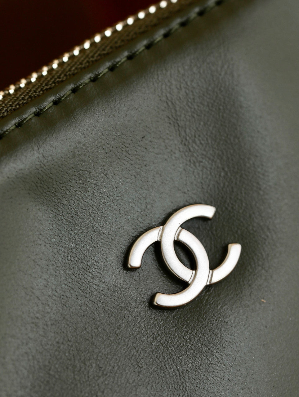 CHANEL 22 HANDBAG Olive Medium SS 2023
