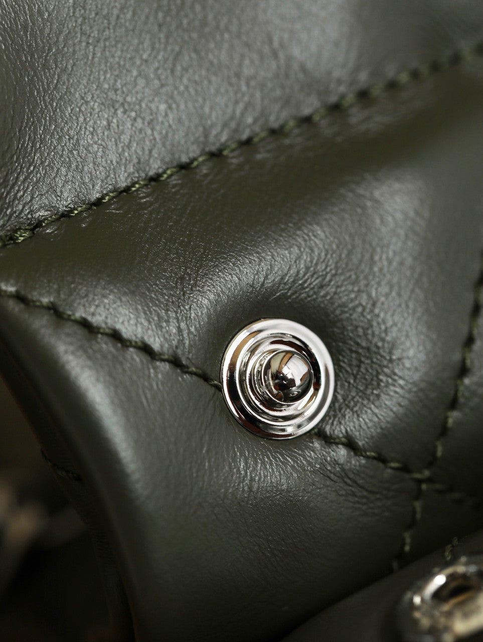 CHANEL 22 HANDBAG Olive Medium SS 2023