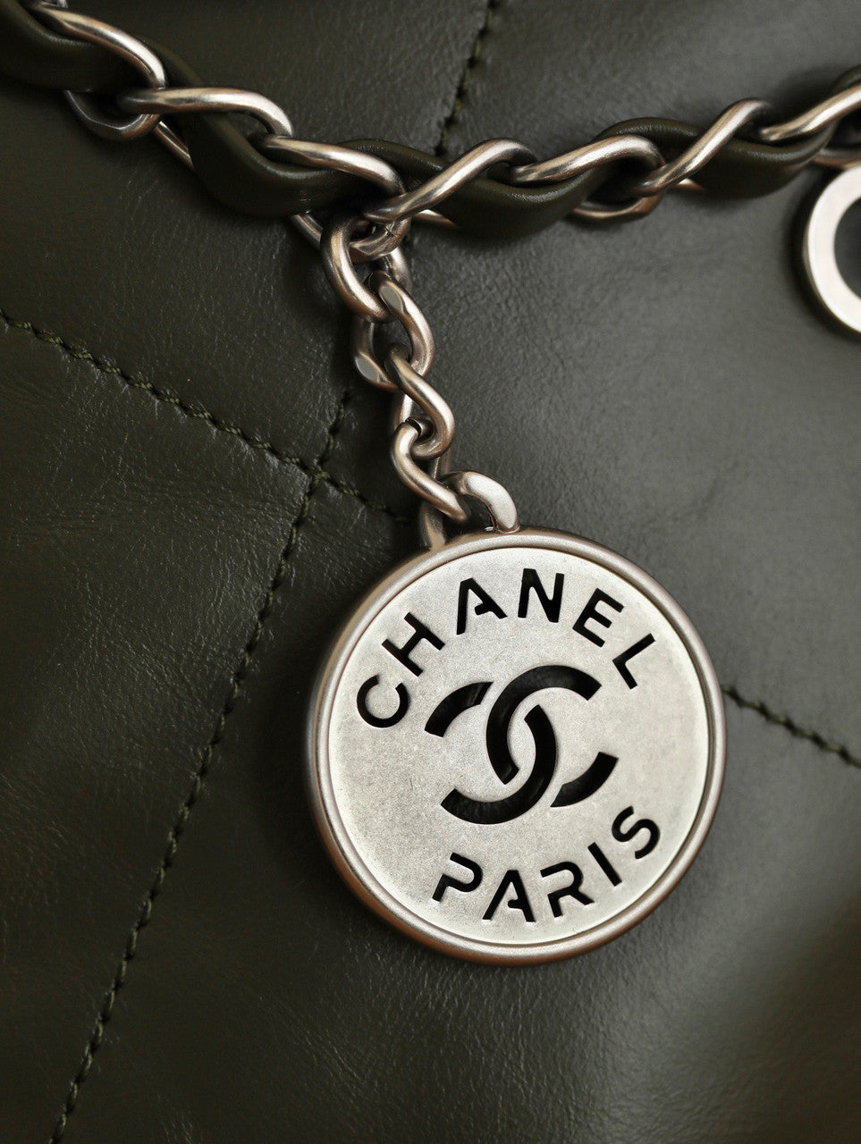 CHANEL 22 HANDBAG Olive Medium SS 2023
