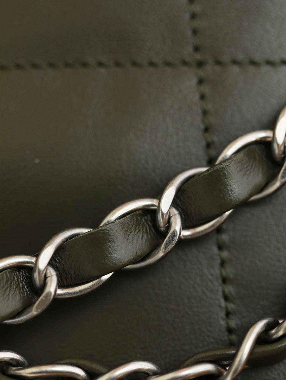 CHANEL 22 HANDBAG Olive Medium SS 2023