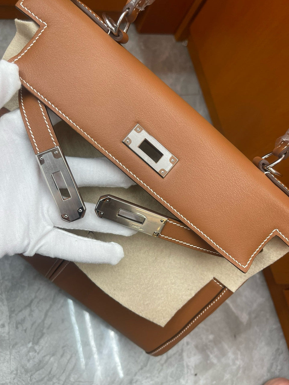 Hermes LIMITED EDITION GOLD SWIFT LEATHER LAKIS KELLY 28 WITH PALLADIUM HARDWARE