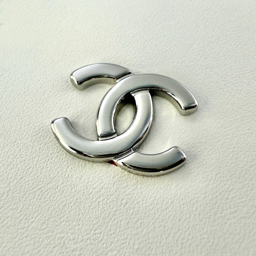 Chanel  22 MEDIUM HANDBAG WHITE WITH Rainbow Metal SS2024