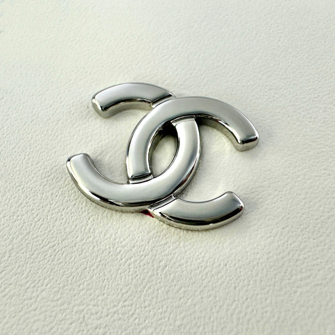 Chanel  22 MEDIUM HANDBAG WHITE WITH Rainbow Metal SS2024