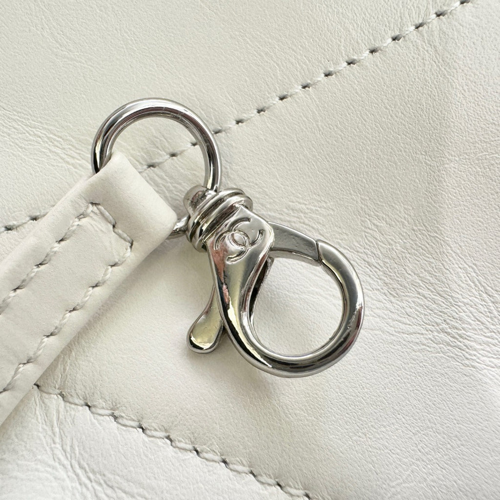 Chanel  22 MEDIUM HANDBAG WHITE WITH Rainbow Metal SS2024